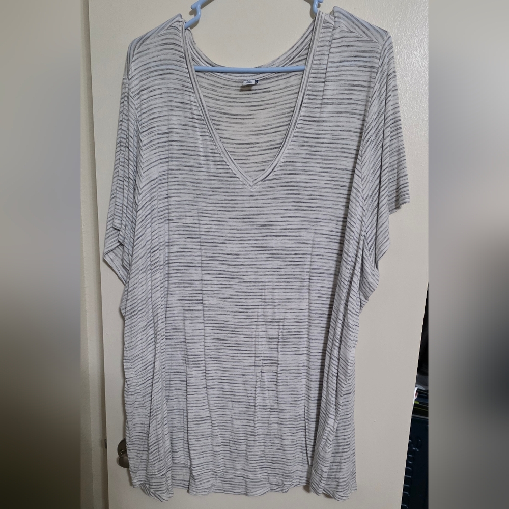 Old Navy Gray Striped V-Neck Tee